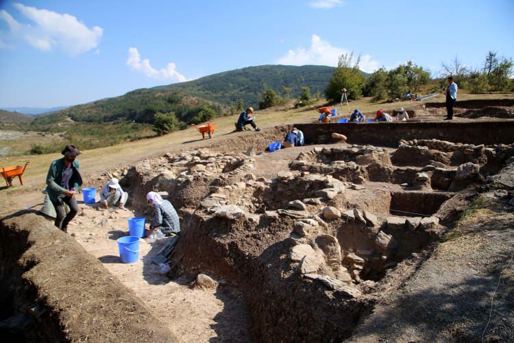 <p>- "ÇOK DAHA BÜYÜK KEŞİFLER BİZİ BEKLİYOR"</p>

<p> </p>

<p>Ayengin, bölgede tapınmaya yönelik yapılan heykeltıraş eserlerinin yanı sıra mimariye ait dikili taşlar da belirlediklerini anlatarak, "Kahin Tepe, Akeramik Neolitik Dönem'e ait Göbeklitepe'ye çok benziyor. </p>
