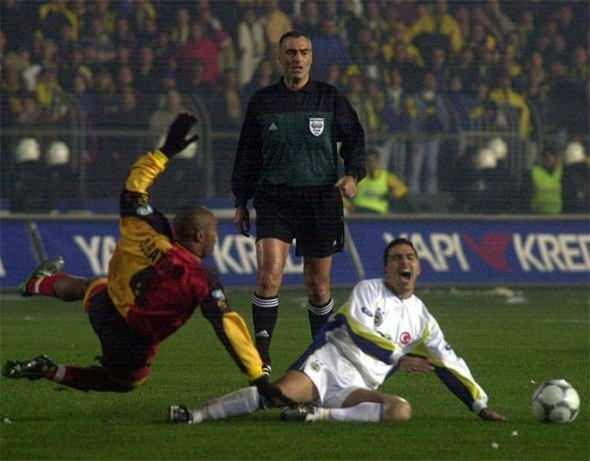 <p>16 Şubat 2002<br />
Birinci Süper Lig`in 23. haftasında oynanan Fenerbahçe-Galatasaray derbisini, sarı lacivertliler 1-0 kazanmış, maçın hakemi Ali Aydın, Galatasaraylı 4 futbolcuyu kırmızı kartla oyun dışında bırakmıştı</p>

<p> </p>
