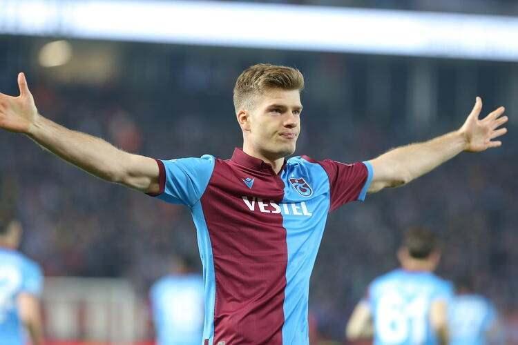 <p>BUGÜN SAĞLIK KONTROLÜNDEN GEÇMESİ GEREKİYORDU </p>
<p>Kişisel sosyal medya hesaplarından paylaşımda bulunan Jan Aage Fjortoft, önce Alexander Sörloth'un birkaç saat içerisinde Leipzig'de sağlık kontrolünden geçeceğini duyurdu.</p>