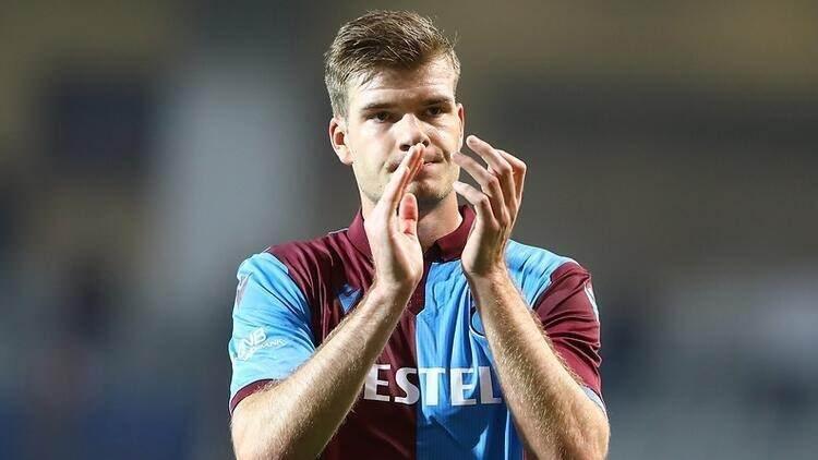 <p>İNGİLİZ DEVİNDEN TEKLİF! </p>
<p>Öte yandan Asist Analiz'den Haluk Ayyıldız'ın haberine göre Trabzonspor, Sörloth için çok büyük bir İngiliz kulübünden teklif aldı. Bugün Leipzig için sağlık kontrollerinden geçmesi beklenen Sörloth’a beklemesi söylendi.</p>