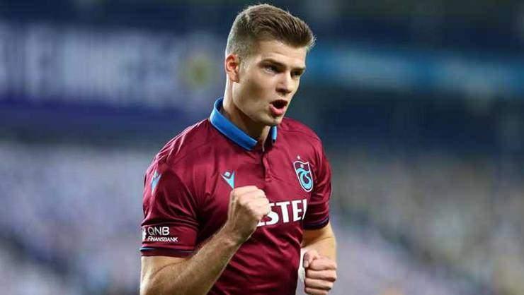 <p>RB LEIPZIG'İN TEKLİFİ NE KADAR? </p>
<p>Trabzonspor'a ilk olarak 17+3 milyon avro ve 18+5 milyon avro teklifler sunan Alman ekibinin, mevcut teklifini 20+4 milyon avroya kadar yükseltti.</p>