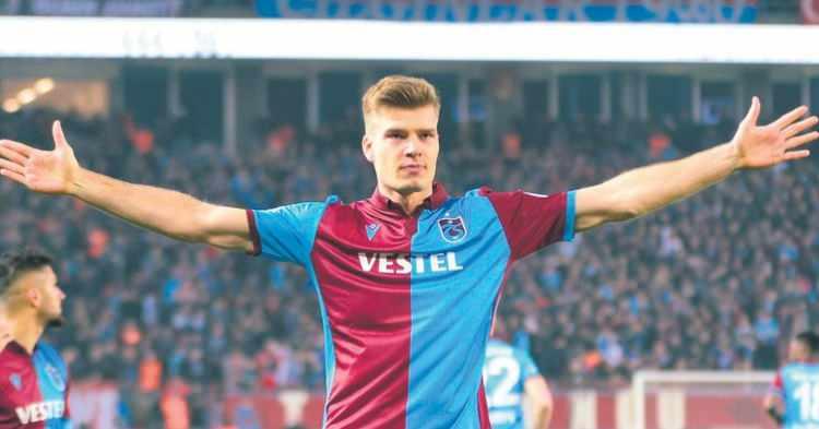 <p>5 YILLIK SÖZLEŞME </p>
<p>Transferin gerçekleşmesi durumunda Alexander Sörloth'un Alman ekibinden 5 yıllık sözleşme karşılığında garanti maaş olarak yıllık 3.3 milyon Euro kazanacağı belirtilmüşti.</p>