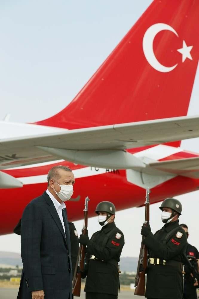 <p>Türkiye Cumhurbaşkanı Recep Tayyip Erdoğan, "Teknofest 2020" etkinliği ve bazı programlara katılmak üzere Gaziantep'e geldi. </p>
