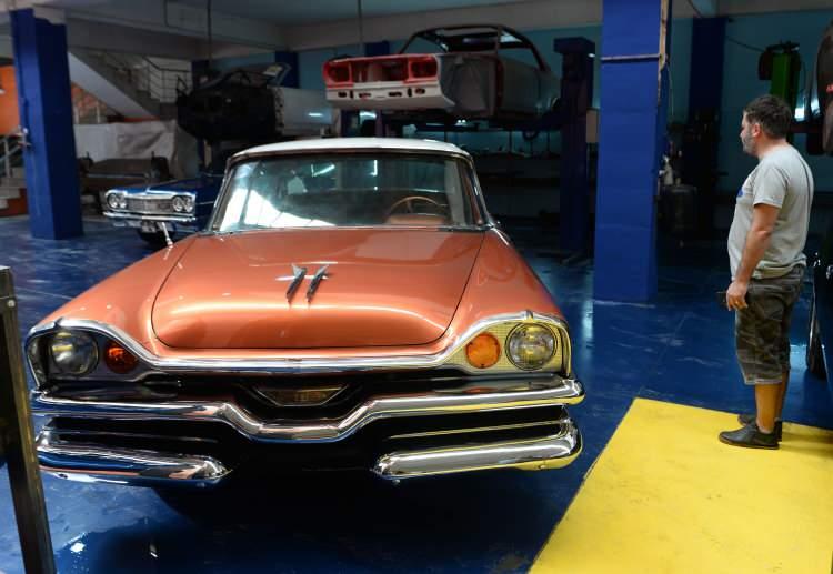 <p>Şu an 1965 model Ford Mustang, 1963 Cadillac Convertible, 1974 model Pontiac, 1957 Dodge Coronet üzerinde çalıştıklarını kaydeden Postallı, araçların restore edildikten sonra fiyatlarının 1 milyon liraya kadar ulaştığını anlattı.</p>