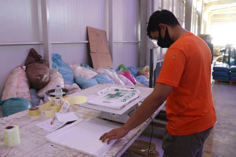 <p>- Firmaları Batman'a yatırım yapamaya davet etti</p>

<p>Kaya, 30 iş&ccedil;i &ccedil;alıştırdığını, fabrikanın ikinci etabının tamamlanmasıyla istihdamı 100'e &ccedil;ıkarmayı arzuladığını dile getirerek, "Girişimcileri Batman'a yatırım yapmaya davet ediyorum. B&ouml;lgemiz huzur ve g&uuml;ven ortamı konusunda T&uuml;rkiye'nin en iyi b&ouml;lgelerinden biri olacak. Batman Sanayi B&ouml;lgesinde 150'ye yakın &uuml;retim tesisi var. Teşvik uygulamasından faydalanmak firmalara b&uuml;y&uuml;k katkı sunuyor." dedi.</p>
