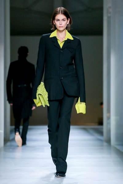 <p>1970'lerin uzun ve abartılı gömlek yakaları, Bottega Veneta'nın 2020 sonbahar koleksiyonunda yer alıyor.</p>