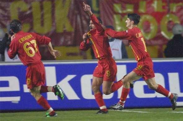 <p>08 Mart 2003</p>

<p>Süper Lig`in 23. haftasında oynanan derbide Galatasaray, kendi sahasında Fenerbahçe`yi Ümit Karan`ın golleriyle 2-0 mağlup etmişti. </p>
