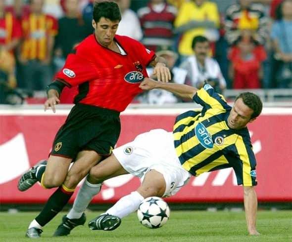 <p>21 Eylül 2003</p>

<p>Süper Lig`in 6. haftasında Galatasaray ve Fenerbahçe arasında, Atatürk Olimpiyat Stadı`nda oynanan karşılaşma 2-2 beraberlikle sona ermişti. </p>
