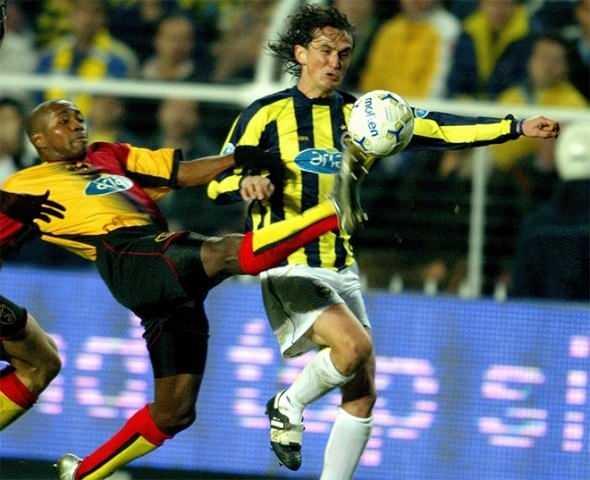 <p>29 Şubat 2004</p>

<p>Süper Lig`in 23. haftasında oynanan derbide Fenerbahçe, kendi sahasında Galatasaray`ı 2-1 mağlup etmişti.</p>

<p> </p>
