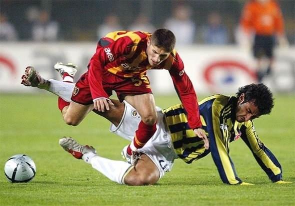 <p>12 Aralık 2004</p>

<p>Türkiye Birinci Süper Ligi`nde Ali Sami Yen Stadı`nda oynanan derbide Galatasaray, Fenerbahçe`yi Necati`nin attığı golle 1-0 mağluğ etmişti. </p>
