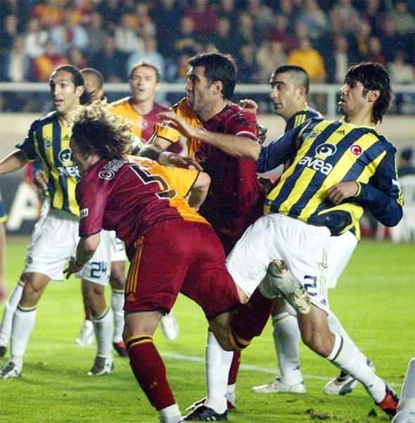 <p>27 Kasım 2005</p>

<p>Süper Ligi`nin 14. haftasında oynanan ezeli derbide Fenerbahçe, deplasmanda Galatasaray`ı 1-0 mağlup etmişti. </p>
