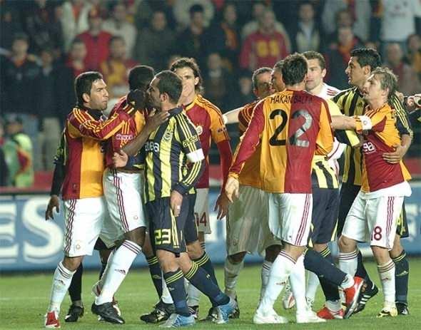 <p>12 Nisan 2009</p>

<p>Süper Ligi`nin 27. haftasındaki ezeli derbide Galatasaray ile Fenerbahçe, Ali Sami Yen Stadı`nda karşı karşıya gelmiş karşılaşma golsüz beraberlikle sona ermişti.</p>
