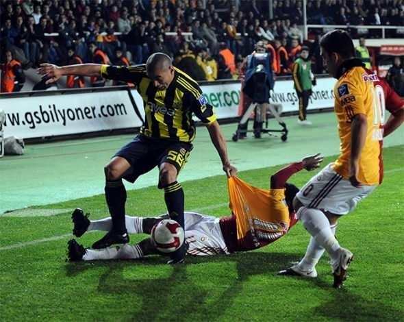 <p>28 Mart 2010</p>

<p>Süper Lig`in 27. haftasında Fenerbahçe, deplasmanda Galatasaray`ı 1-0 mağlup etmişti. </p>
