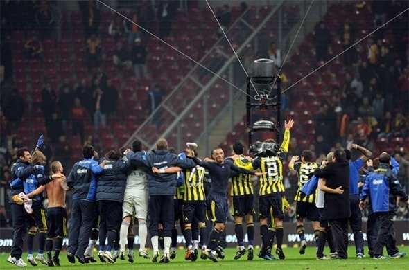 <p>18 Mart 2011</p>

<p>Spor Toto Süper Lig`in 26. hafta açılış mücadelesinde Galatasaray, kendi sahasında Fenerbahçe`ye 2-1 yenilmiş, sarı-kırmızılı takım, bu skorla Türk Telekom Arena`daki ilk Fenerbahçe derbisini de kaybetmişti. </p>
