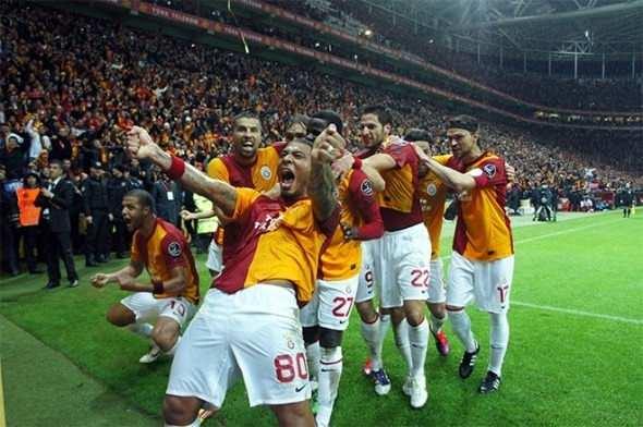 <p>07 Aralık 2011</p>

<p>Spor Toto Süper Lig`in 14. haftasında, derbi maçta, ezeli rakibi Fenerbahçe`yi Ali Sami Yen Spor Kompleksi Türk Telekom Arena Stadı`nda ağırlayan Galatasaray, rakibini 3-1 mağlup etmiş, sarı-kırmızılı takım 319 gün sonra ezeli rakibini devirme başarısı göstermişti. </p>
