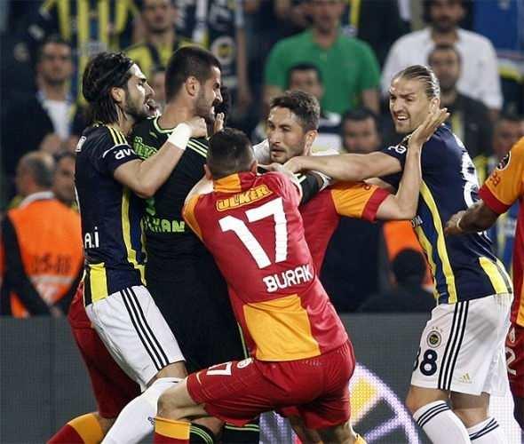 <p>12 Mayıs 2013</p>

<p>Spor Toto Süper Lig’in 33. haftasında Fenerbahçe ile Galatasaray arasında oynanan derbi mücadelesini Fenerbahçe 2-1 kazanmıştı. </p>
