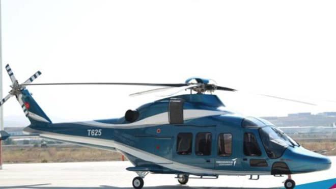 <p>"Bu sayede daha gerçekçi, ayakları yere basan, daha şevkle yaptıkları çalışmalar oldu. Finale kalan 11 helikopterimizin hepsinin de çok güzel düşünülmüş konseptleri var, ince hesaplamalardan geçirilmişler. 3 günü yoğun şekilde yapılacak sunumlarla 1, 2 ve 3'üncüyü seçmekte zorlanacağız ama bu gurur verici bir şey. Bu yarışmalar aynı zamanda gelecekte TUSAŞ'ta çalışacak mühendisleri seçme açısından da çok önemli. Çok gurur duydum. Bu arkadaşlarımızın hepsini TUSAŞ'a davet etmeye söz verdik. İnşallah bazılarını da mühendis olarak şirketimizde görevlendireceğiz. Bizim isterlerimize cevap olarak tasarlanan helikopterlerin hepsi çift rotorlu dediğimiz konfigürasyonda. Yüksek hızlı bir ister olduğu için itki pervaneli yani arkadan ittirmeli bir helikopter. Klasik helikopter konfigürasyonundan bir derece farklı. Dünyada da bu konseptler üzerinde ciddi şekilde çalışılıyor. Gençlerin bu gibi yeni konseptleri düşünmesi, bunların hesabını, kitabını yapabilmesi çok gurur verici. İnşallah içlerinden çok yeni arkadaşlar ve ekipler çıkacaktır."</p>
