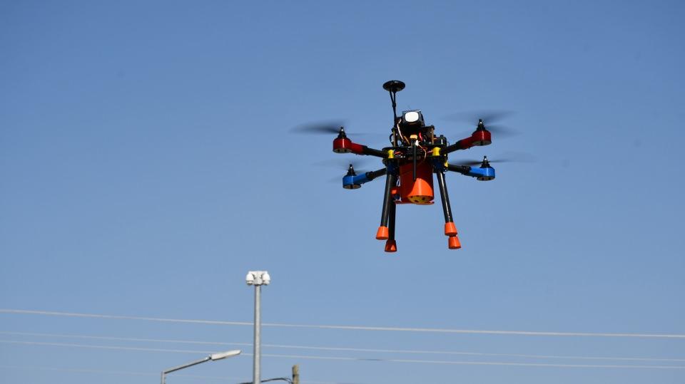 <p>Aslında bizim amacımız savunma sanayine bir fikir oluşturmak. Elektronik aksamını değiştirerek, sensörler ekleyerek savunma sanayisinin işine yarayabilecek bir drone yapmayı hedefliyoruz." </p>
