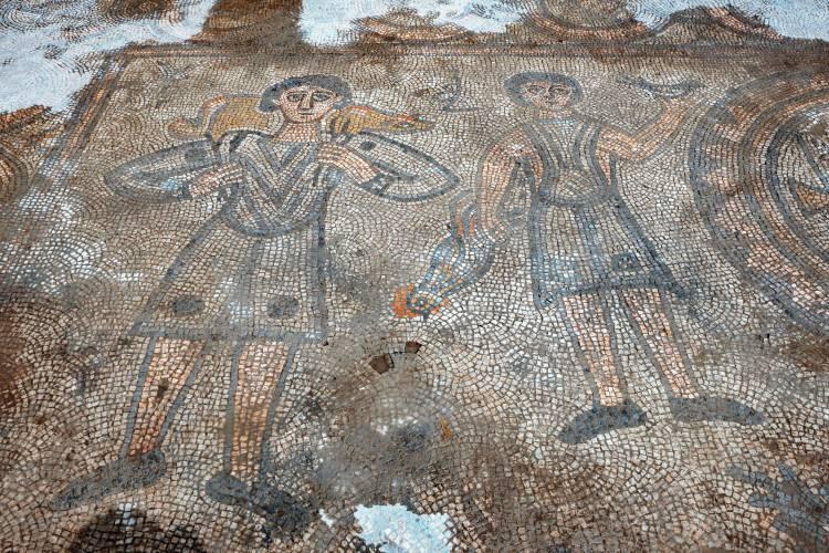 <p>Çalışmalar sırasında 4. yüzyıla tarihlenen bazilika planlı mozaik tabanlı bir kilise yapısı ile karşılaştıklarını ifade eden Tarkan, "Bazilika planlı kilisenin tabanında 396 yılına tarihlenen erken Bizans dönemi mozaikleri ile karşılaştık. Ana ibadet mekanının orta kısmında 9 satırlık Süryanice bir kitabeye ulaştık. Bu kitabeden buranın 396 yılında yapıldığını anlıyoruz." dedi.</p>