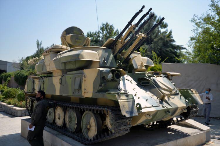 <p>İbadi, şöyle konuştu:</p>
<p>"Burada, savaşta hayatını kaybedenlere ait eşyalar da sergileniyor. Müzenin kuruluş amacı İran-Irak Savaşı'nda hayatını kaybedenlerin unutulmaması ve savaşta elde edilen kazanımların gelecek nesillere aktarılması."</p>