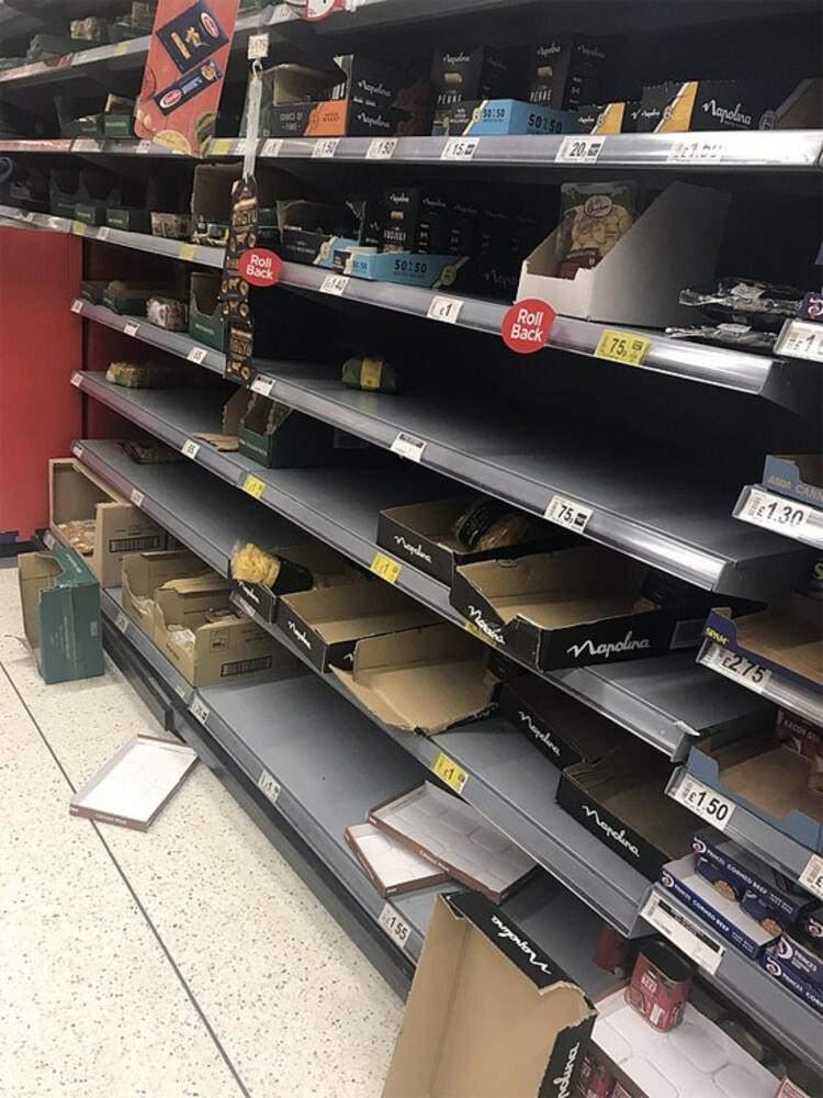 <p>Süpermarketler, Kovid krizinin ilk birkaç gününde el dezenfektanı, ilaçlar, tuvalet kağıdı ve kuru gıda dahil olmak üzere birçok temel unsurdan mahrum kalmıştı.</p>

<p> </p>
