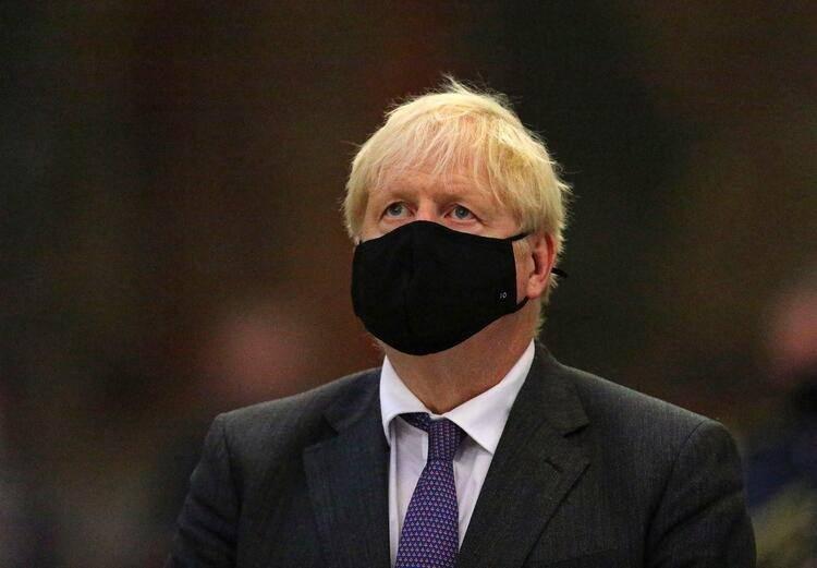<p>İngiltere'nin koronavirüs salgınında ikinci dalgayı yaşadığını ifade eden Boris Johnson'ın pubların açık kaldığı süreyi de kısaltması bekleniyor.</p>
<p> </p>