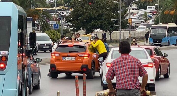 <p>İstanbul'da Kadıköy'de bulunan evlendirme dairesi ile Ataşehir'de nikah dairesi önünde, canlarını hiçe sayarak kendilerini gelin arabalarının önüne atarak bahşiş toplamaya çalışan gençlerin yaptıkları kan dondurdu. Ön cama asılarak yolculuk yapanlar ile araçlara asılanlar trafikte büyük tehlike oluşturdu. Trafiği tehlikeye düşüren gençlere polis ekipleri cezai işlem uyguladı.</p>

<p> </p>
