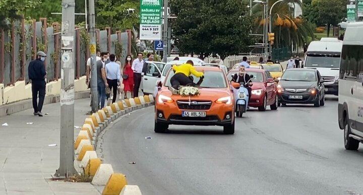 <p>Kadıköy evlendirme dairesi önünde gelin arabalarının üzerlerine çıkarak bahşiş toplamaya çalışan, canlarını da tehlikeye atan gençler trafikte terör estirdi.</p>
