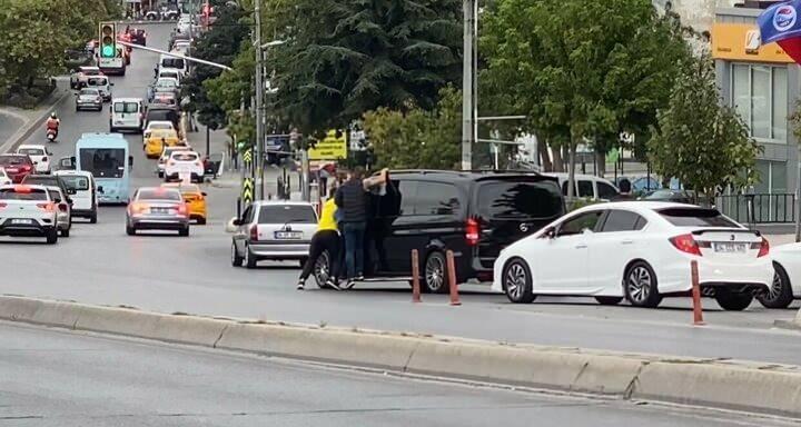 <p>Öte yandan, Ataşehir Belediyesi nikah salonu önünde de gelin arabalarının önlerini keserek zarf almak için bekleyen aralarında çocukların da bulunduğu gençler zaman zaman kendi aralarında hem kavga etti hem de kendilerini arabaların önlerine attı.</p>
