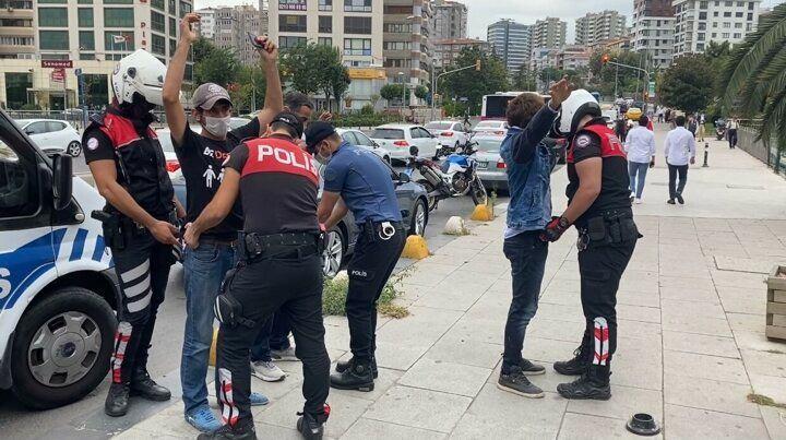 <p>İhbar üzerine harekete geçen Ataşehir İlçe Emniyet Müdürlüğü'ne bağlı Mobil Park polisleri, nikah salonu önüne gelerek bahşiş almak için bekleyen gençlere müdahalede bulundu. Gençlere maske takmamaktan kişi başı 900 lira, çevreye rahatsızlık verme suçundan da 187 lira para cezası uygulandı.</p>
