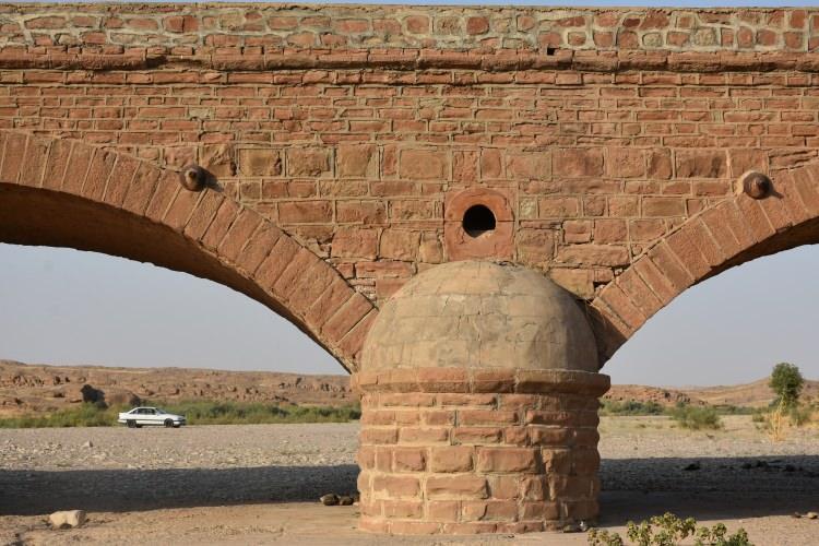 <p>Irak'ın Kerkük kentine bağlı Dakuk ilçesinde bulunan ve 1883 yılında yapımı tamamlanan tarihi Osmanlı Köprüsü, halen varlığını koruyor.</p>
