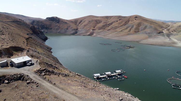 <div>Bölgede yaşayan ve olta balıkçılığı için baraj gölüne gelen Aydın Kara ise yıllardır baraj gölüne gidip geldiklerini ve su seviyesinin ilk defa bu kadar düştüğünü gördüklerini söyledi. </div>