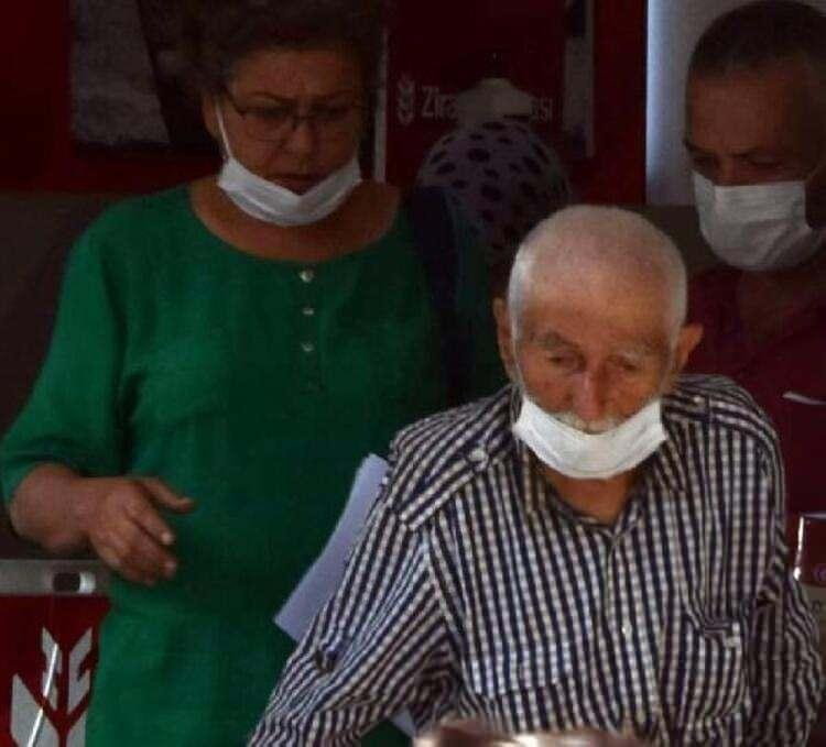 <p>SOKAKLARDA KAĞIT TOPLADI İDDİASI</p>
<p>Üç yıl önce eşi öldükten sonra sokaklarda tartıcılık yaparak geçimini sağlayan biri kız iki çocuk babası N.A.'nın çift emekli maaşı aldığı ve sokaklardan kağıt topladığı ileri sürüldü.</p>
