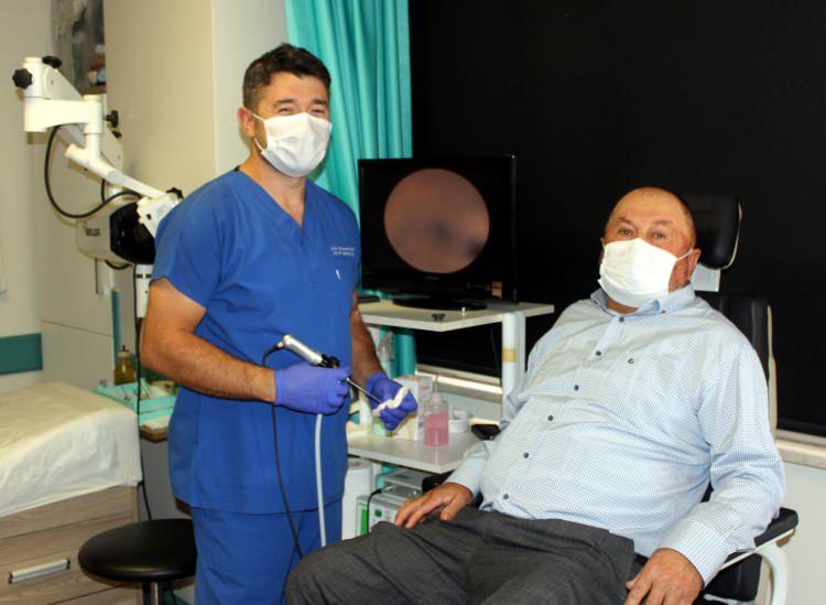 <p>“İlk kez canlı bir sineği kulaktan çıkardım”<br />
Korkmaz’ın kulağındaki sineği canlı bir şekilde çıkaran Kulak Burun Boğaz Hastalıkları Uzmanı Operatör Doktor Muhammet Yeniay ise “Recep Korkmaz adlı hastamız muayene olmaya geldiğinde sol kulağından pır pır şeklinde bir ses geldiğini söyledi. Bunun üzerinde hastamızın kulağında yabancı bir cisim olduğundan şüphelendik ve hemen gerekli muayenesini yaptık. </p>