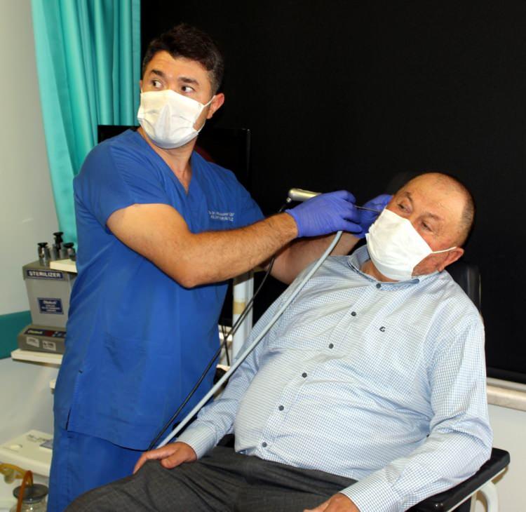 <p> Kulak içine kamera ile girdiğimizde sineği fark ettik ve kulağındaki sineği çıkarttık. Şu anda kulak zarı gayet güzel. İşitmesi ile ilgili de herhangi bir sorunu yok. Daha öncede buna benzer vakalarla karşılaşmıştım. Ancak ilk kez kulak içinde bir canlı sinekle karşılaştık" şeklinde konuştu.</p>