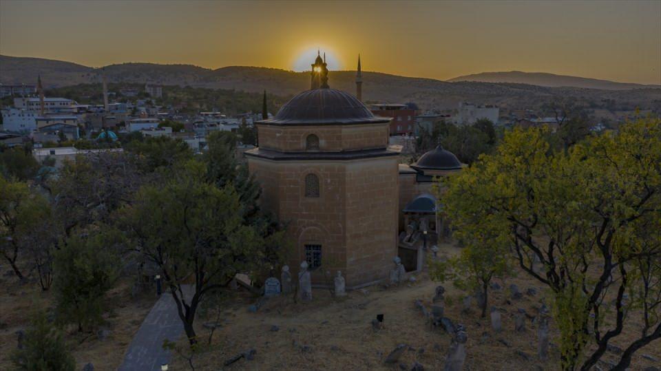 <p>Vatandaşlardan Samet Fırat Soydemir, bu hadiseyi izlemek için Hatay'dan geldiğini söyledi.</p>

<p>Erzurumlu İbrahim Hakkı Hazretlerinin torunu olduğunu aktaran Soydemir, "Her yıl iki kez gerçekleşen ışık hadisesini yerinde izlemek için buraya geldim. Dün gece geldim. Çok güzel bir misafirperverlik var. Tillo'nun kesinlikle ziyaret edilmesi gereken bir yer olduğunu düşünüyorum." dedi.</p>
