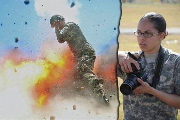 <p>Amerikan ordusu, 22 yaşında hayatını kaybeden bir eski bir ordu görevlisinin çektiği son fotoğraf karesi... </p>

<p> 2013 yılında göreve başlayan Hilda Clayton, aynı yılın Temmuz ayında Afganistan'ın Qaraghahi bölgesinde ABD'li eğitmenlerin Afgan askerlere verdiği havan atışı eğitimini fotoğraflamak için deklanşöre bastı.</p>
