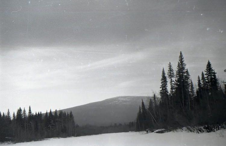 <p>Birinci &ccedil;adırın i&ccedil;inde yolculuğun geri kalanını tamamlamak i&ccedil;in ekipman bulunuyordu. Ancak ikincisinde gen&ccedil;lere ait giysi ve ayakkabı vardı. Araştırmacı ekip, buradan ikinci &ccedil;adırdaki gen&ccedil;lerin &uuml;zerlerinde giysi ve ayakkabı olmadan kendilerini &ccedil;adırdan dışarı attığı izlenimini edindi. Ardından &uuml;&ccedil; donmuş cesede ulaşıldı.</p>
