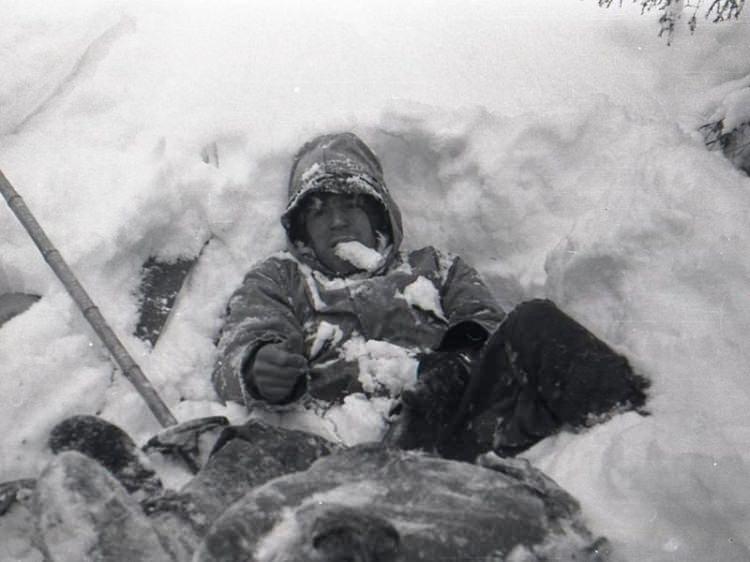 <p>İki ay sonraysa diğerlerine ulaşıldı. Bir mağaraya sığınan gen&ccedil;ler, d&ouml;rt bu&ccedil;uk metre derinlikte karın altında bulundu. Bazılarının kemikleri kırılmıştı ve i&ccedil; organlarında ciddi yaralanmalar s&ouml;z konusuydu. Ama v&uuml;cutlarının dışında ne bir kesik, ne de bir yara vardı. En ilginciyse Lyudmilla Dubinina'nın v&uuml;cudunda g&ouml;r&uuml;ld&uuml;. Gen&ccedil; kadının dili ve g&ouml;zleri yoktu. Olayı soruşturan Lev Ivanov raporunda &ouml;l&uuml;m nedeni olarak "karşı konulamaz bilinmeyen temel bir neden" demekle yetindi.</p>
