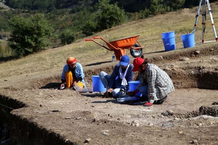 <p>Çıkan eserler de benzerlik gösteriyor. Özellikle hibrit eserlere, ruhban sınıfına ait tasvirlere baktığımızda Göbeklitepe ile en benzer yerleşim yerlerinden biri diyebiliriz." diye konuştu.</p>
