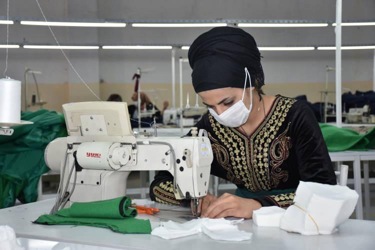 <p>"Aklım hep doğup büyüdüğüm yerdeydi. Memlekette iş kurmak hayalimdi. Sayın Valimiz ve Kaymakamımızla da görüştüğümüzde bu işe çok olumlu baktılar. Biz de geldik burada yer kiraladık. Onlar da sonsuz destek sundu. İlçeye kazandırılan havalimanı ulaşım için büyük avantaj. Allah devletimizden ve memleketimizin büyüklerinden razı olsun. Pandemi nedeniyle biraz aksaklık yaşadık ama devam ettik. Kısa sürede fabrikamızı kurduk. Bundan 2 ay önce 30 kişiyle başladığımız işte şu anda yaklaşık 100 kişiyi istihdam ediyoruz. Hedefimiz 350-400 kişiye iş imkanı sunmak. Biz bölgenin maske ihtiyacını karşılamak için de proje hazırladık. Sadece maske üretimi için 10 kişiyi işe aldık, 50 kişi almayı düşünüyoruz. Ciddi anlamda siparişler aldık. Bütün kurumlar bu konuda bize destek oldu."</p>