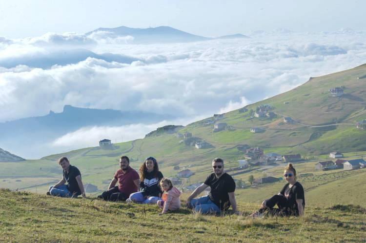 <p>Bölgede sarp yamaçlarla çevrili yaylalar, yeşil doğasıyla, yerli ve yabancı turistleri de ağırlıyor.</p>
