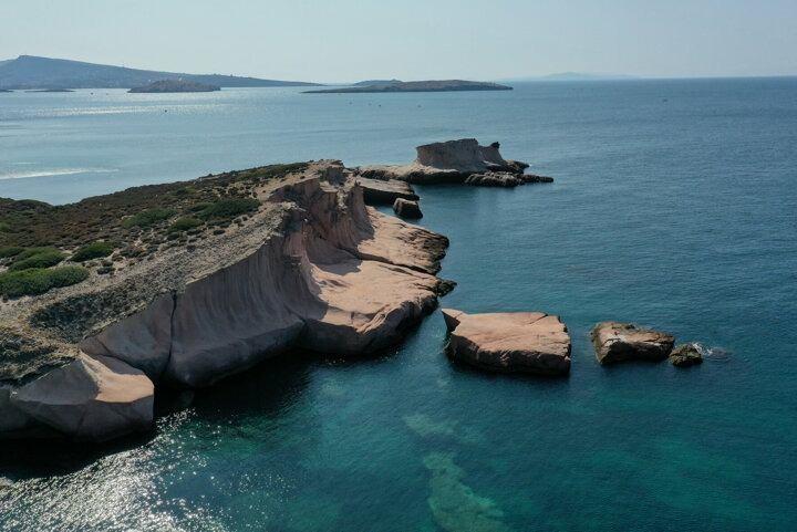 <p>Fo&ccedil;a a&ccedil;ıklarındaki Orak Adası'nın batısında yer alan ve hi&ccedil;bir canlının yaşamadığı k&uuml;&ccedil;&uuml;k adacıklar, "Siren Kayalıkları" olarak biliniyor. Bu k&uuml;&ccedil;&uuml;k adacıkların ismi ise Yunan mitolojisine dayanıyor. Kayalık ve boş adalarda yaşadıklarına inanılan deniz yaratıkları olarak adlandırılan Sirenler, Odysseia Destanı'nda da yer alıyor.</p>
