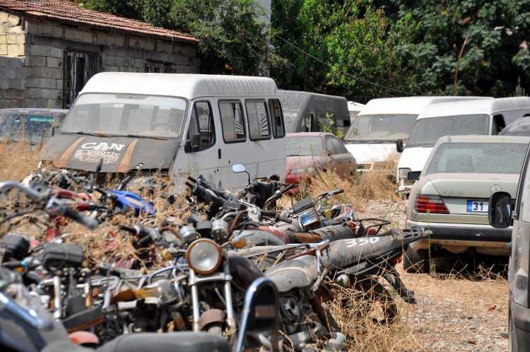 <p>Bunun yanı sıra daha önce Suriye’den getirilen ancak sahte belgeli oldukları belirlenen lüks otomobiller de otoparkta kaderlerine terk edilmiş durumda. </p>
