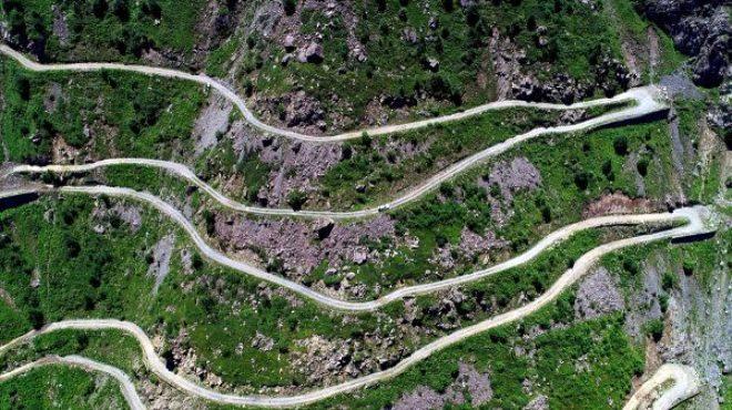 <p>Dünyanın en zorlu yollarını tanıtan dünyaca ünlü bir internet sitesince "dünyanın en tehlikeli yolu" olarak seçilen Bayburt ile Trabzon'un Çaykara ilçesi arasında bulunan Soğanlı geçidinde meydana gelen heyelan nedeniyle yol trafiğe kapandı.</p>
