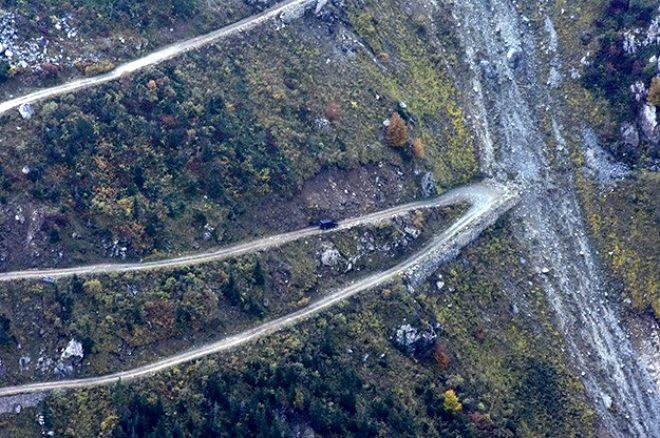 <p>Bu kesimde ulaşımın 48-65. kilometrelerde bulunan servis yolundan tek şerit halinde kontrollü sağlandığı kaydedildi.</p>