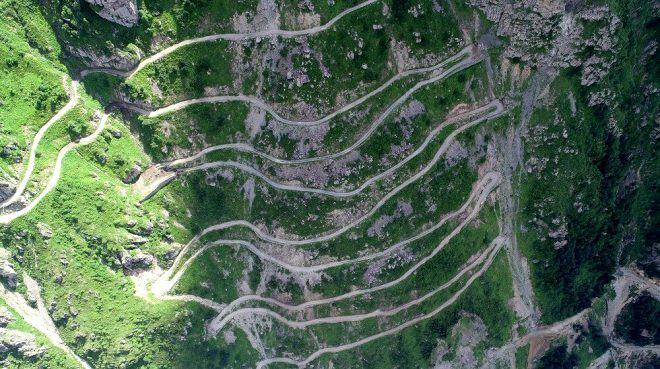 <p>Kullanıcılarına dünya genelindeki tehlikeli ve zorlu yolların tanıtımını yapan www.dangerousroads.org adlı site tarafından 2 yıl önce dünyanın en tehlikeli yolu olarak belirlenen Derebaşı Virajları, Trabzon ile Bayburt illerini en kısa mesafe olan 3 bin 500 metre yükseklikteki Soğanlı Dağı üzerinden birbirine bağlıyor.</p>
