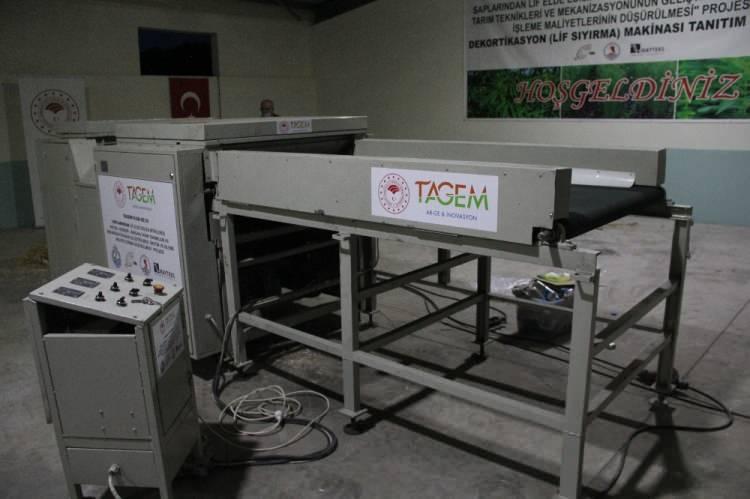 <p>Kamu-üniversite-özel sektör iş birliği<br />
OMÜ Rektörü Prof. Dr. Yavuz Ünal, “Bize iş birliklerinin önemini gösteren bir prototip olarak önümüzde duruyor. Üniversitenin iki temel parametresi vardır: Bir tanesi eğitimdir. Yalnız eğitim dediğimiz şey bilgiyle olan ve bilgi de kendiliğinde eskiyen bir şeydir. Bilginin güncellenmesi yapılacak olan AR-GE çalışmalarına bağlıdır. Güncellenen bilgiyle yapılan eğitim ve bu şekilde eğitim alan bireylerin döngüyü tamamlayan bir unsur olarak sürece katılması, bu ülkenin geleceğine uluslararası rekabet gücüne katkı sağlayacak bir motor gücü üstlenecektir. Bu anlamda üniversite olarak biz, bize düşen bütün yükümlülükleri yerine getirmekten gurur duyacağız” şeklinde konuştu.</p>