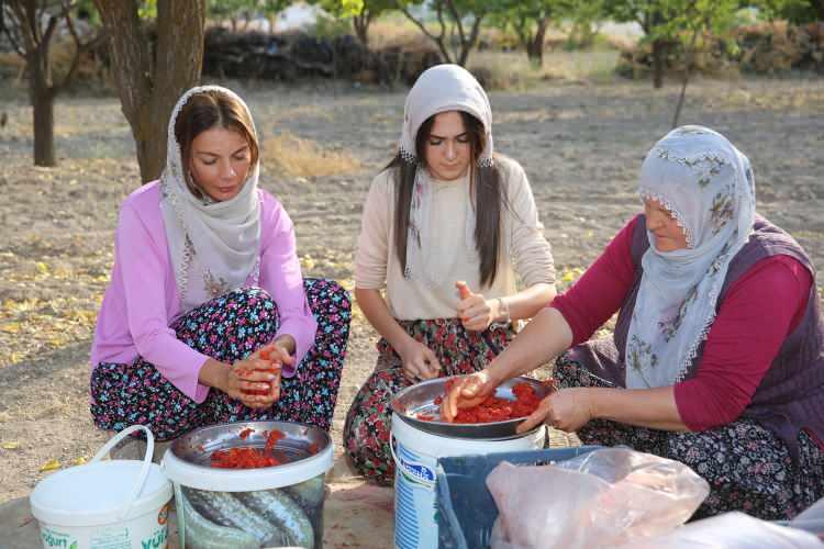 <p>Bu yıl ikincisi ger&ccedil;ekleştirilecek etkinlikte, 2021-2022 yılı bahar ve sonbahar kreasyonlarının tanımı i&ccedil;in Kapadokya'da bir araya gelen 36 &uuml;lkeden 40 moda tasarımcısı ve model, hem b&ouml;lgenin doğal, tarihi ve k&uuml;lt&uuml;rel g&uuml;zelliklerinin bulunduğu alanları geziyor hem de kışlık hazırlıkların yapıldığı k&ouml;ylerin yaşamını deneyimliyor.</p>

<p>&nbsp;</p>
