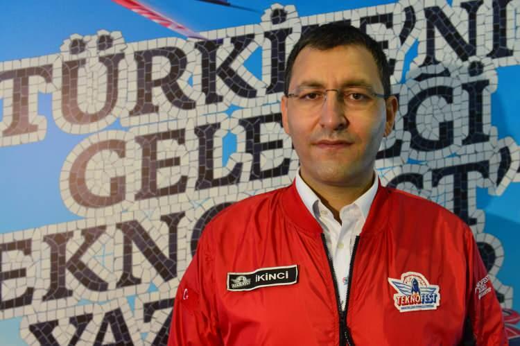 <p><strong>"Türkiye savunma sanayisindeki dışa bağımlılığını ortadan kaldırıyor"</strong></p>
<p>Türkiye'nin son 15 yılda savunma sanayisinde yaptığı devasa ciddi hamleler sayesinde kendi kendine savunma teknolojisi geliştiren bir ülke konumuna geldiğine dikkati çeken İkinci, şöyle devam etti:</p>
<p>"Şu anda bizim Roketsan, Havelsan ve Aselsan olarak savunma sanayisi içerisindeki hamlelerimiz dünyada çok az sayıda ülkenin yapabildiği icraat ve icatlardır. Türkiye'nin savunma sanayisinde dışa bağımlılığının tamamen ortadan kaldırılması için daha gidecek çok yolumuz var. Son 15 yılda gelmiş olduğumuz noktada Türkiye çok farklı bir yere çıktı, kendi kendine yetebilen savunma teknolojileri açısından dışa bağımlı olmayan bir ülkeyiz şu anda. Şu anda savunma sanayisi bakımından yerlilik oranımız yüzde 70'lere çıktı. Bundan sonraki süreçte Türkiye'yi uluslararası platformlarda bu başarımız farklı yerlere getirecektir. Bizler de ülkemizin bu başarısına katkı sunmaktan büyük onur ve gurur duyuyoruz. Bu bayrağı bu tür festivallerde ilham alan gençlerimiz çok daha üst seviyelere taşıyacaktır."</p>